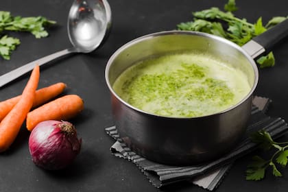 La clave en el caldo, además de la salsa de soja blanca, es tener tiempo para que pueda cocinarse a fuego lento por al menos una hora (imagen ilustrativa)