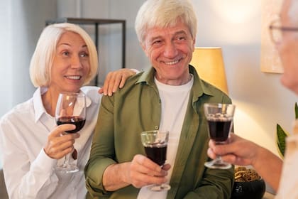 La clave es consumir únicamente vino tinto de calidad y beber con moderación, según Buettner