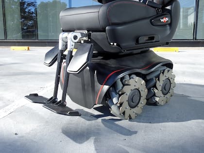 La clave está en los detalles: su base omnidireccional permite que la silla tenga movimientos laterales, diagonales y sobre su propio eje incluso en espacios reducidos