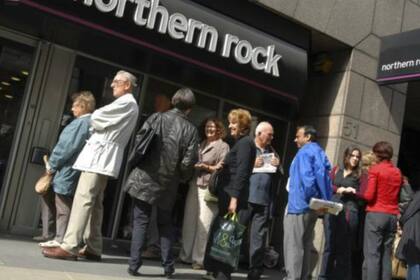 La clientela hace cola frente a una sucursal de Northern Rock en el momento más crítico de la crisis bancaria, en 2008