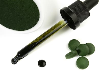 La clorofilina -no clorofila- se consigue en forma de tabletas comestibles, cápsulas blandas y líquido bebible