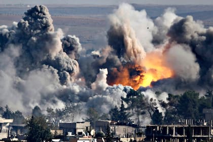 La coalición internacional bombardeó el 26 de noviembre la ciudad siria de Kobani para frenar el avance de EI
