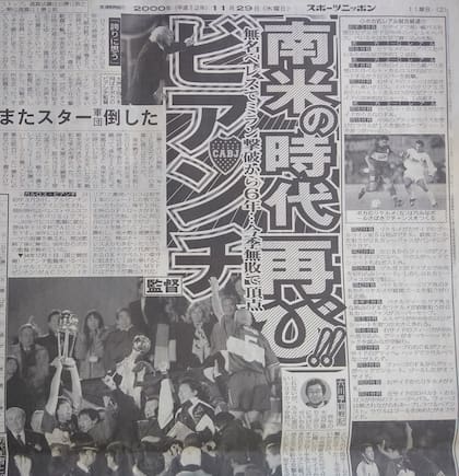 La cobertura de los medios japoneses con Bianchi dando indicaciones y los jugadores festejando
