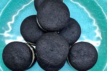 La cobertura exterior se prepara con galletitas de chocolate trituradas hasta convertirlas en un polvo fino