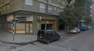 La cochera de la calle Entre Ríos y casi Almirante Brown, de donde fueron robados cinco vehículos de pasajeros del Hotel Dos Reyes, de Mar del Plata