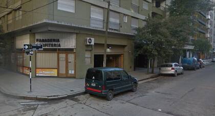 La cochera de la calle Entre Ríos y casi Almirante Brown, de donde fueron robados cinco vehículos de pasajeros del Hotel Dos Reyes, de Mar del Plata