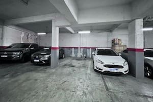 La cochera de una unidad residencial es cubierta y se encuentra en la planta baja