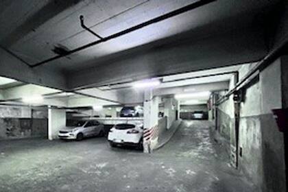 La cochera es un espacio tipo pasante con acceso por rampa vehicular y escalera desde el primer subsuelo