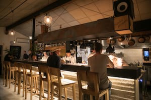 La cocina abierta de Alo's, uno de los referentes locales (e internacionales) que desembarcó en La Horqueta hace siete años de la mano del chef Alejandro Féraud.