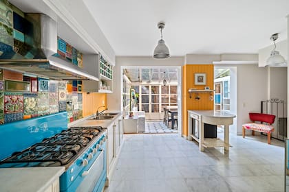 La cocina adopta el amarillo con azulejos multicolores.