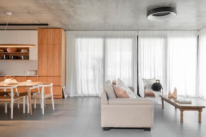 La cocina articula la casa y comparte el mismo ambiente con el living. Contrario a lo que se supone, esta planta abierta no conforma el área social de la casa sino el privado.