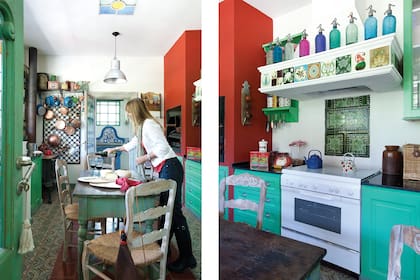 La cocina combina un rojo fuerte sobre la parrilla al interior con muebles verdes y detalles de mayólicas dispersas por todo el ambiente.