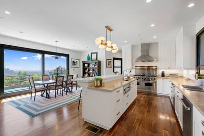 La cocina-comedor es super amplia y fue modernizada