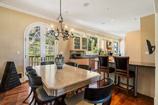 La cocina con barra y espacio para comedor de la casa.
