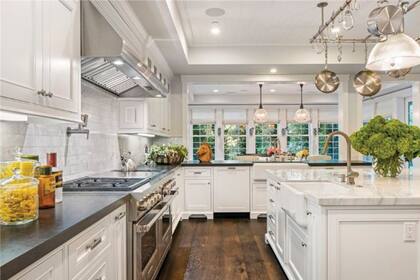 La cocina, con isla, tiene mesadas de granito y electrodomésticos profesionales.