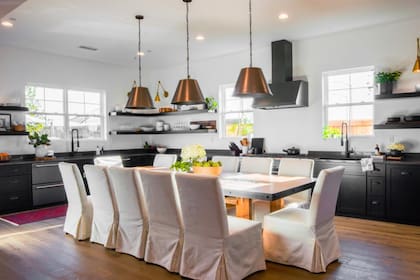 La cocina con una mesa principal especial para recibir a la familia y amistades. Imagen: HGTV