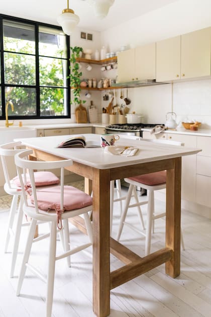 La cocina country y a la vez elegante está repleta de la vajilla que Sofi colecciona desde hace años. Cacerola y repasador de Apatheia (@apatheiadeco)