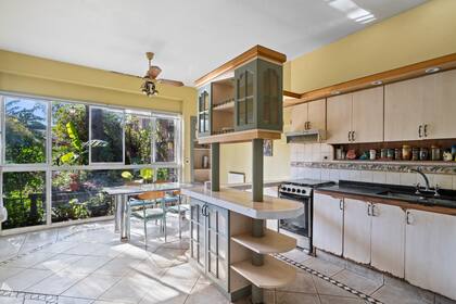 La cocina cuenta con comedor diario y vistas al jardín