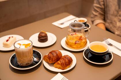 La cocina de Cora se caracteriza por ofrecer clásicos de la panadería y pastelería argentina elaborados con productos de alta calidad y trazabilidad controlada.