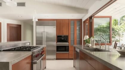 La cocina, de diseño contemporáneo, incluye una isla central y ventanales que proporcionan luz natural durante todo el día