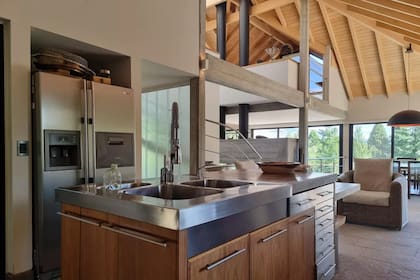 La cocina, de diseño moderno y elegante, permite disfrutar de las vistas al paisaje natural de la Patagonia