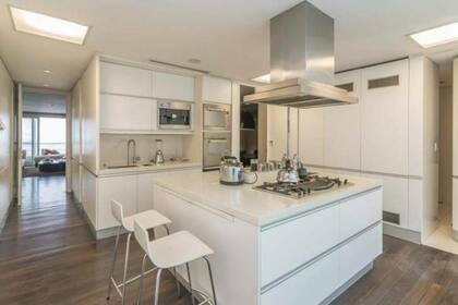 La cocina de este departamento, ubicado a metros del Parque Las Heras, tiene un diseño moderno