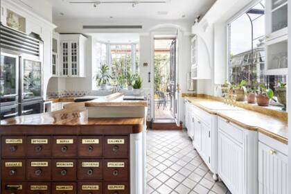 La cocina de estilo campiña francesa se ubica en el piso principal y tiene acceso directo a la terraza