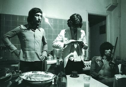 La cocina de la banda; Charlie Watts y Mick Jagger, de pie. Richards, sentado, en la casa que ocuparon durante sus días en Villa Nellcôte (1971)