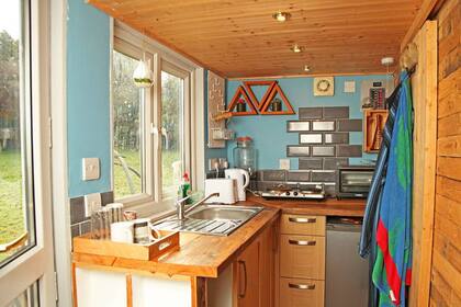 La cocina de la cabaña, pequeña pero bien equipada