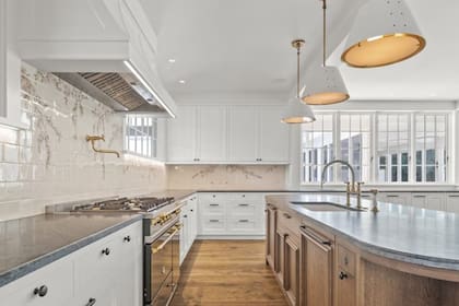 La cocina de la casa tiene un estilo clásico pero con toques modernos