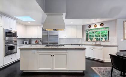 La cocina de la exclusiva casa que Sandra Bullock acaba de comprar en Beverly Hills.