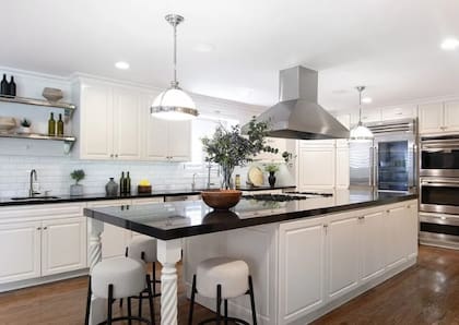 La cocina de la mansión tiene una isla central y electrodomésticos de lujo (MLS.com)
