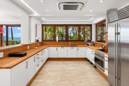 La cocina de la propiedad donde vivió Chuck Norris destaca por el uso de la madera