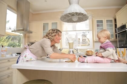 La cocina de Maru Botana es una parte de la casa que es amplia, cómoda y está bien equipada: tiene dos piletas, dos hornos, una gran heladera y una enorme isla central
