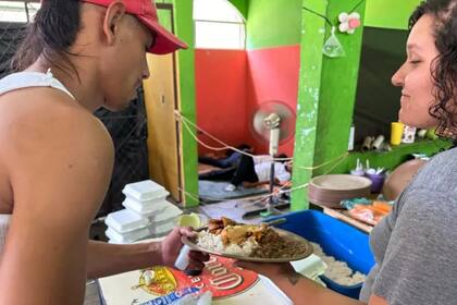 La cocina de MexVen comparte estancia con el comedor y hay "habitaciones" contiguas para que los migrantes puedan descansar