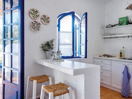 La cocina de vacaciones se equipó pensando en las necesidades de una estadía veraniega: cortar una fruta, servirse algo fresco y salir a la playa.