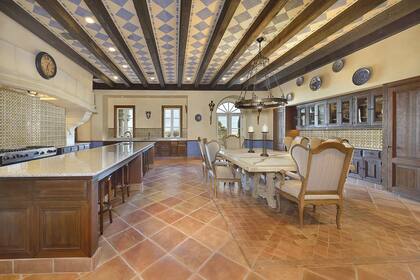 La cocina de Zorro Ranch y el comedor "diario"(foto: realtor.com). El deshonrado financista compró el rancho en 1993.