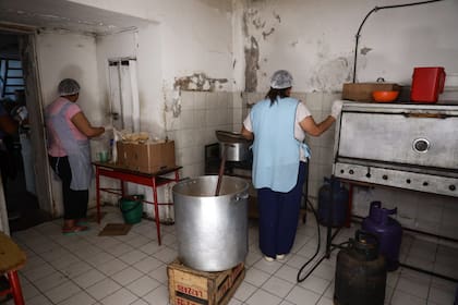 La cocina del comedor "Olla Talleres", de La Dignidad en el barrio de Parque Chacabuco.