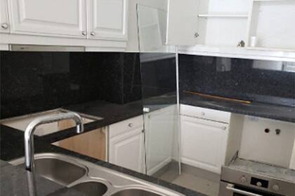 La cocina del departamento que se remata por 830.000 dólares de base.