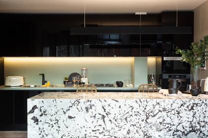 La cocina del espacio que proyectó Opuesto Estudio para Patagonia Flooring cuenta con Silestone Sunlit Days Posidonia Green