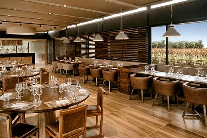 La cocina del Espacio Trapiche se apoya en los viñedos biodinámicos de la bodega, con un ecosistema en equilibrio entre granja, huerta, restaurante y gente.