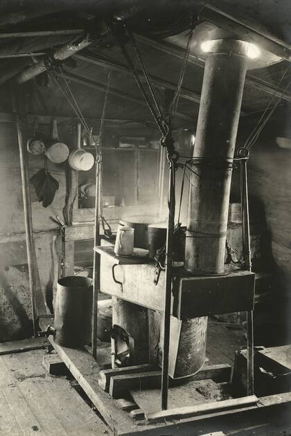 La cocina durante la Expedición Imperial Transantártica, 1914-17, dirigida por Ernest Shackleton. (Foto de Frank Hurley/Scott Polar Research Institute, Universidad de Cambridge/Getty Images)