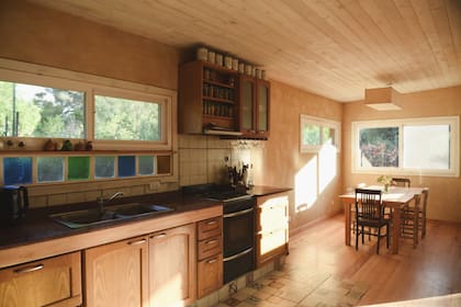 La cocina, el lavadero y los baños tienen piso de cerámicas sobre placas cementicias. En el resto de la casa se usó machimbre de eucalipto grandis de una pulgada.