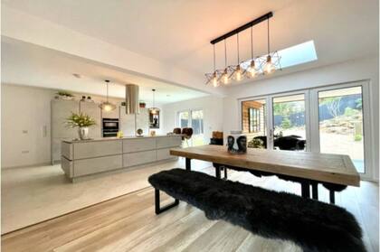 La cocina, el living y el comedor son de concepto abierto