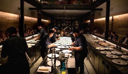 La cocina en el medio del salón de Mercado de Liniers, el restaunte de Dante Liporace en Palermo