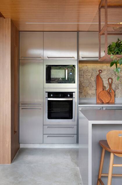 La cocina equilibra la robustez de la piedra con la sofisticación del acero inoxidable.