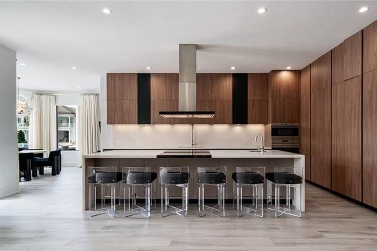 La cocina es de estilo italiano con una isla de gran tamaño para desayunar o hacer comidas informales