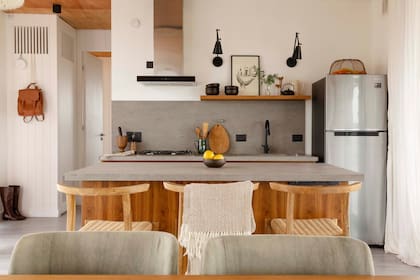 La cocina es ejemplo de la combinación de elementos: "Ahí rigen la madera, el metal y el fuego, y buscamos generar sensaciones como la creatividad, la interacción y la concentración", cuentan.