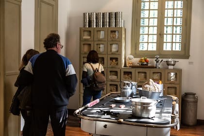 La cocina es original del Hogar de Tránsito Nº2, donde se hacía comida todos los días para las 180 personas que pasaban por allí semanalmente. La vajilla, las ollas y las bandejas también son originales.