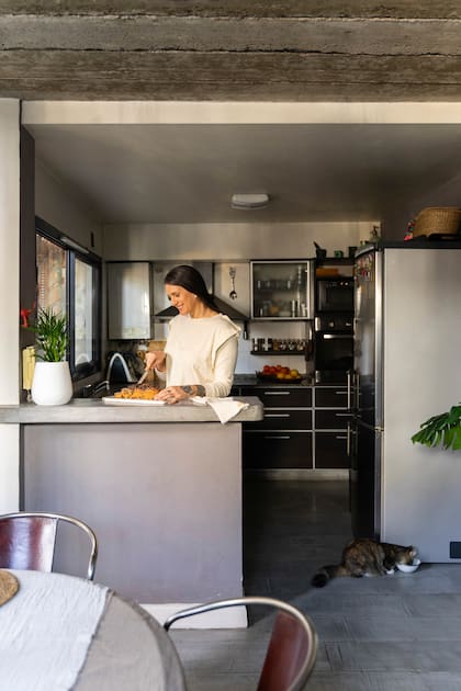 La cocina es un ambiente integrado a través del cual fluye gran parte de la vida familiar